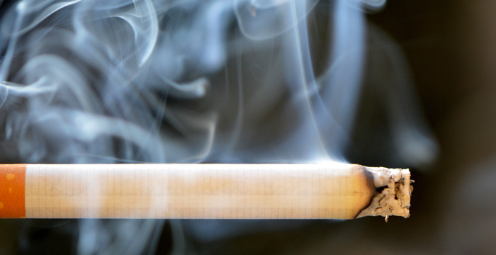 fumer une cigarette
